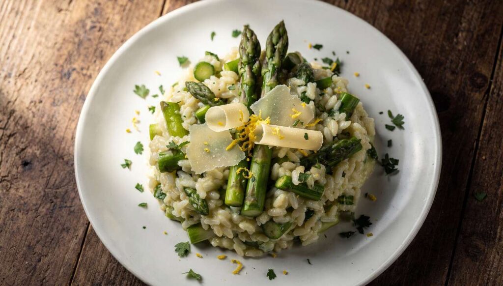 Spargel-Risotto: Warum Profiköche die Schalen für die Brühe verwenden