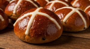 Hot Cross Buns: Das englische Ostergebäck, das in deutschen Bäckereien zum Trend wird!